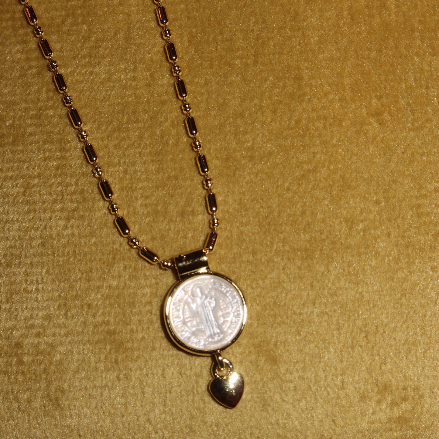 Cadena San Benito Perle Corazón Colgante