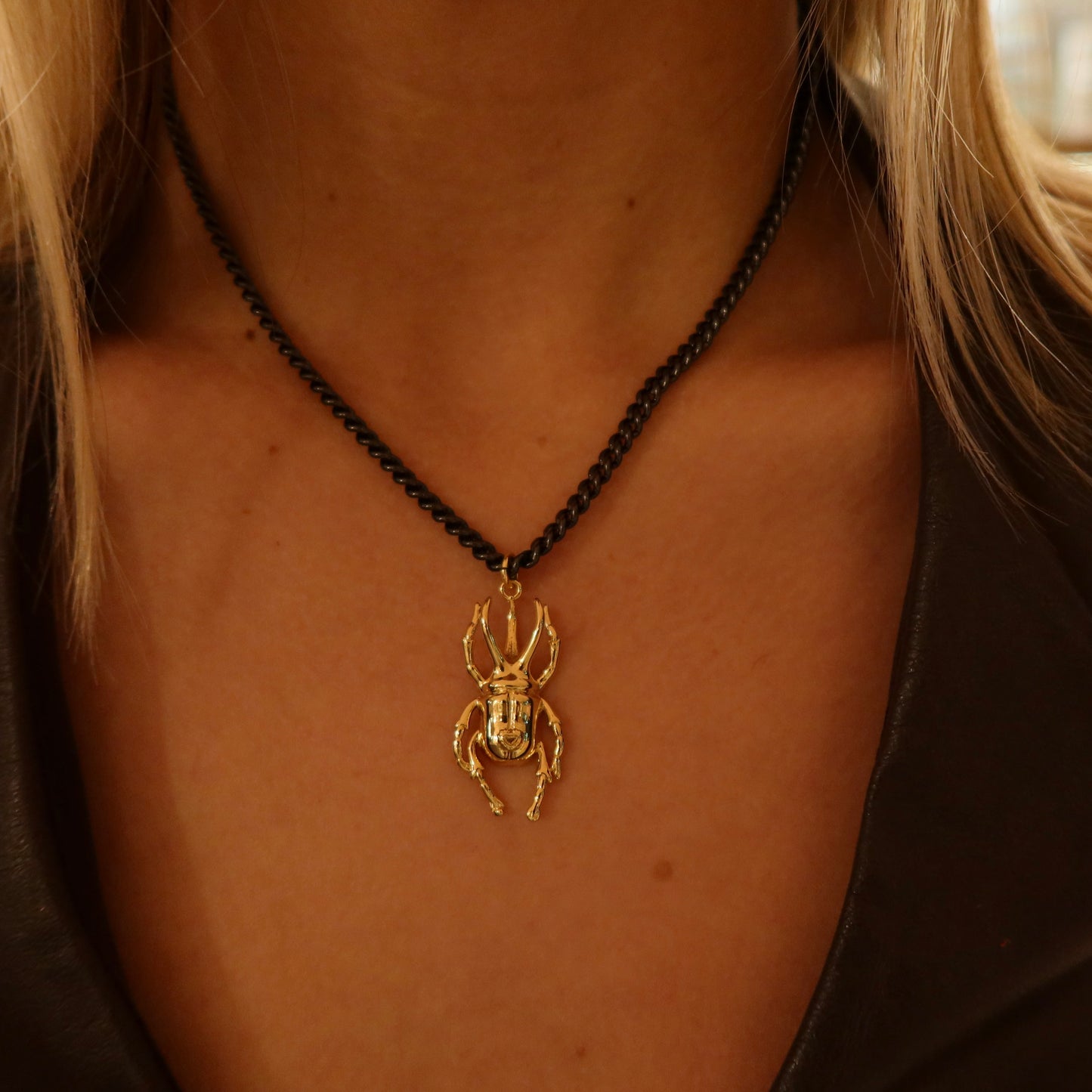 Collar Escarabajo